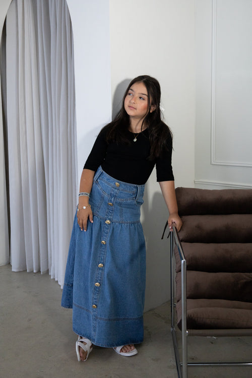 Timeless and effortlessly versatile, The Amara Denim Skirt is a modest wardrobe staple designed for everyday comfort and style. Featuring a flattering high-waisted fit, button-front detailing and a softly gathered silhouette, it pairs effortlessly with knitwear, blouses and everyday basics for every season.