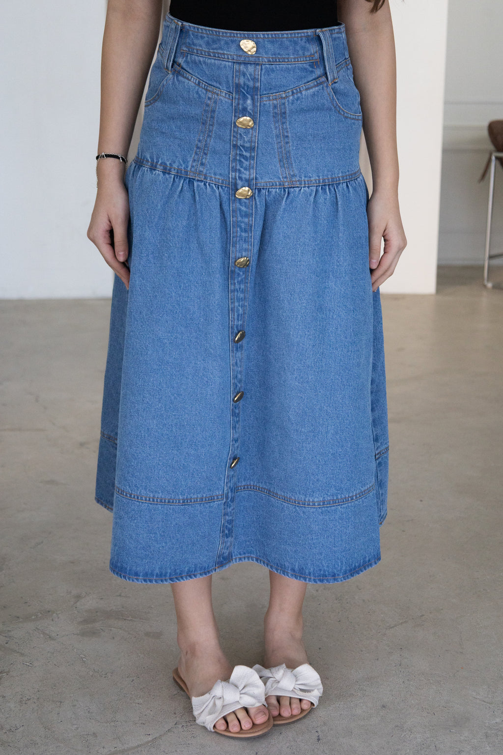 Timeless and effortlessly versatile, The Amara Denim Skirt is a modest wardrobe staple designed for everyday comfort and style. Featuring a flattering high-waisted fit, button-front detailing and a softly gathered silhouette, it pairs effortlessly with knitwear, blouses and everyday basics for every season.