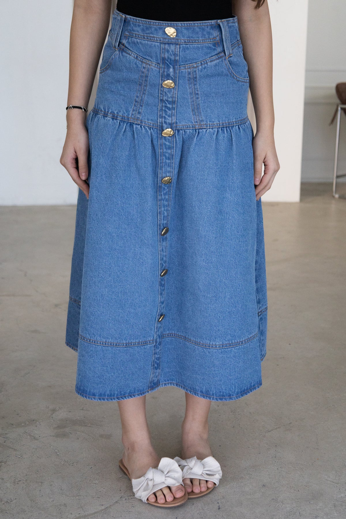 Timeless and effortlessly versatile, The Amara Denim Skirt is a modest wardrobe staple designed for everyday comfort and style. Featuring a flattering high-waisted fit, button-front detailing and a softly gathered silhouette, it pairs effortlessly with knitwear, blouses and everyday basics for every season.