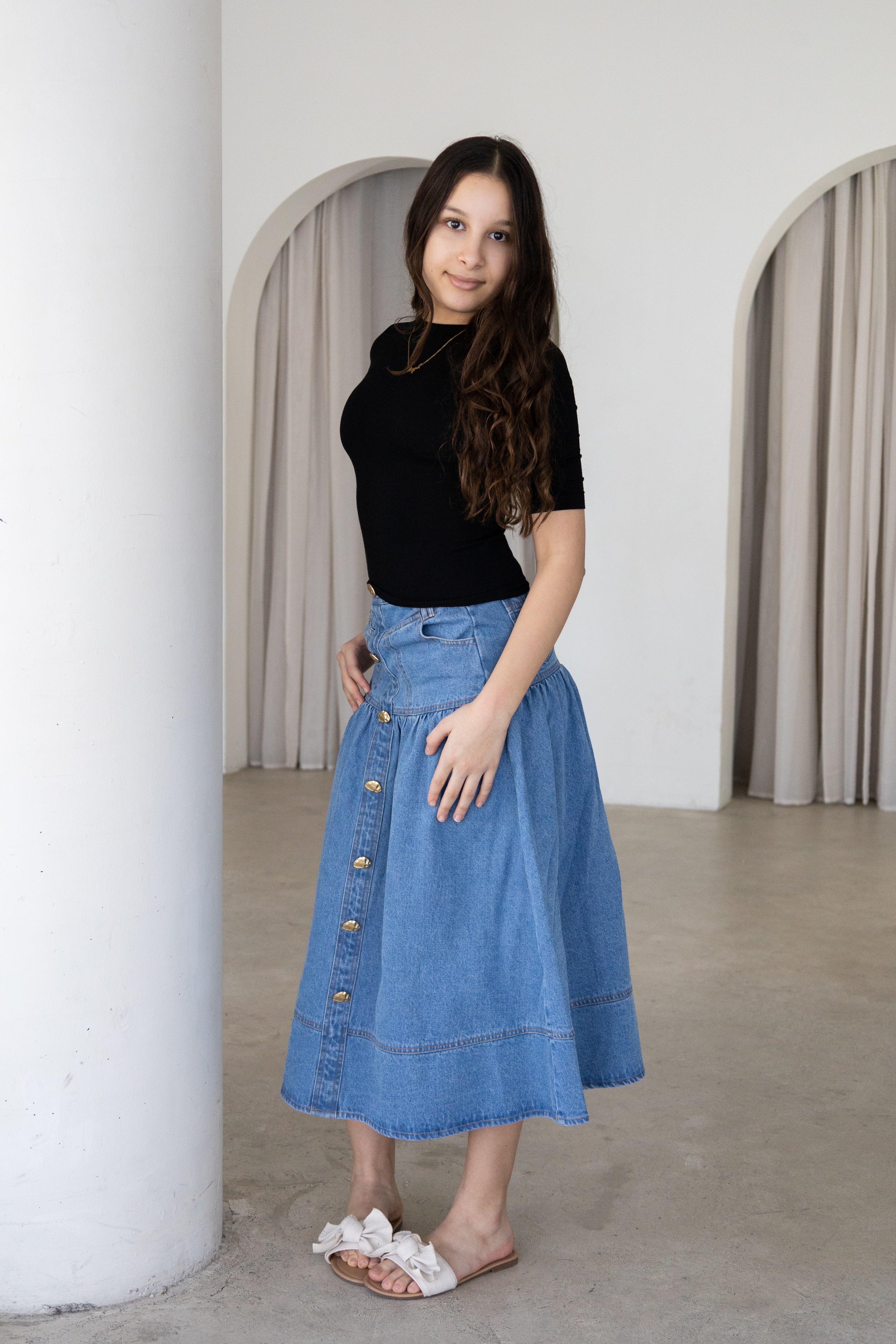 Timeless and effortlessly versatile, The Amara Denim Skirt is a modest wardrobe staple designed for everyday comfort and style. Featuring a flattering high-waisted fit, button-front detailing and a softly gathered silhouette, it pairs effortlessly with knitwear, blouses and everyday basics for every season.