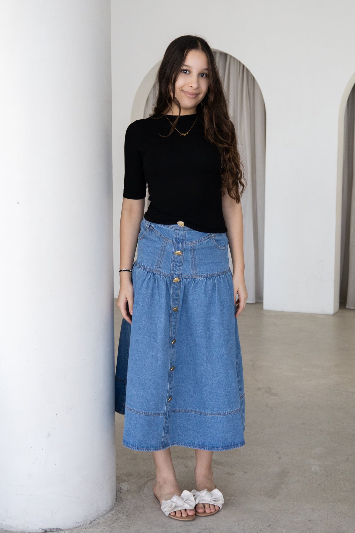 Timeless and effortlessly versatile, The Amara Denim Skirt is a modest wardrobe staple designed for everyday comfort and style. Featuring a flattering high-waisted fit, button-front detailing and a softly gathered silhouette, it pairs effortlessly with knitwear, blouses and everyday basics for every season.