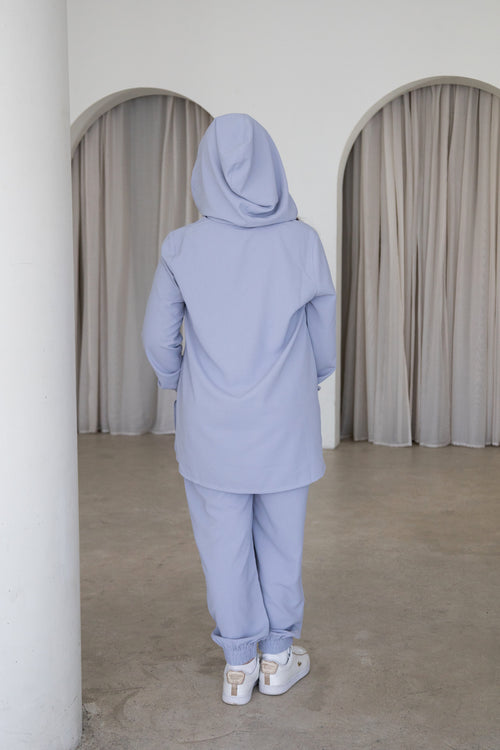 Comfortable and effortlessly modest, The Huda Set is a timeless two-piece outfit designed for girls on the go. Featuring a relaxed longline hooded top with front pockets, paired with tapered joggers, it’s perfect for everyday wear, travel, playdates and weekend outings.
