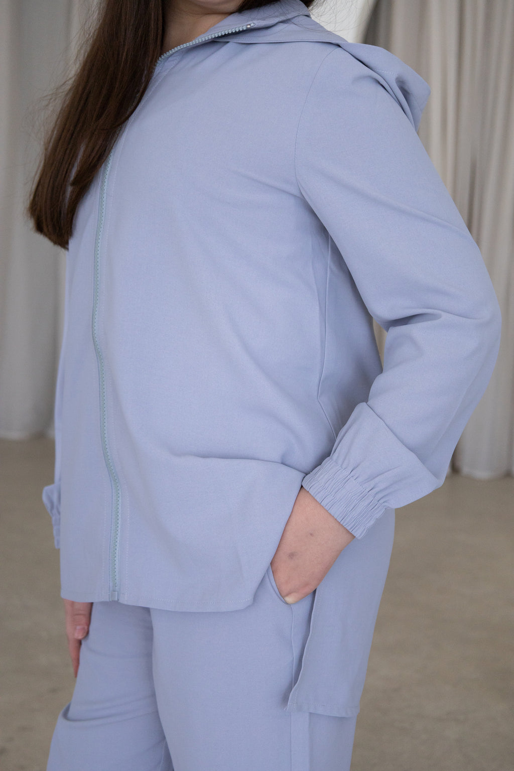 Comfortable and effortlessly modest, The Huda Set is a timeless two-piece outfit designed for girls on the go. Featuring a relaxed longline hooded top with front pockets, paired with tapered joggers, it’s perfect for everyday wear, travel, playdates and weekend outings.