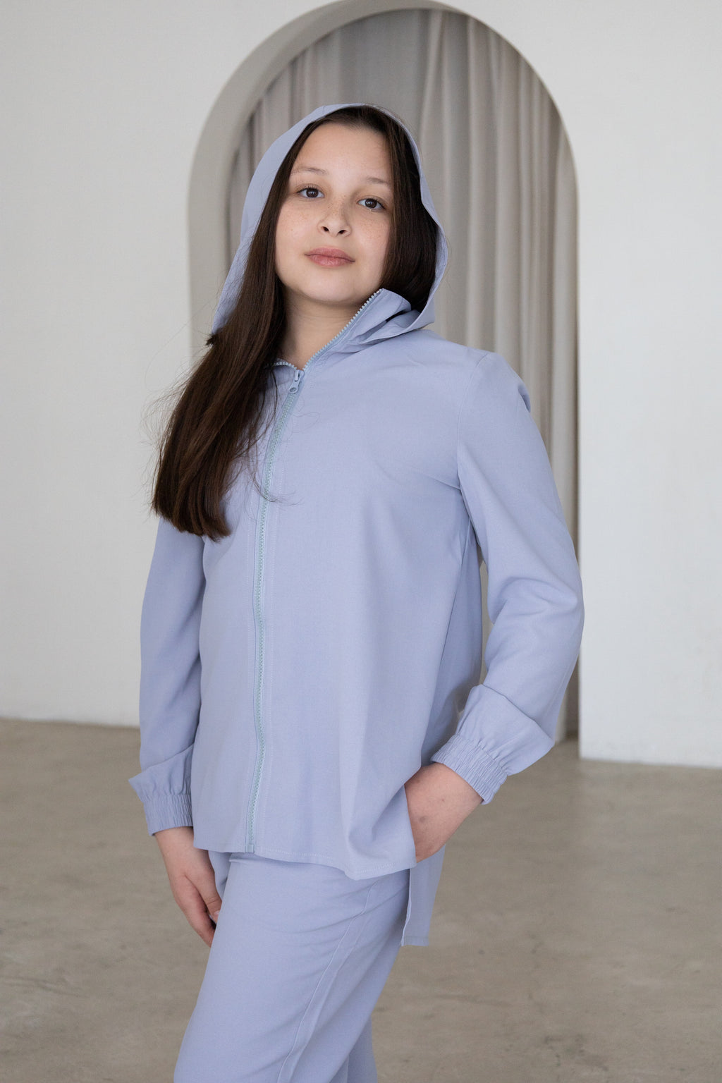 Comfortable and effortlessly modest, The Huda Set is a timeless two-piece outfit designed for girls on the go. Featuring a relaxed longline hooded top with front pockets, paired with tapered joggers, it’s perfect for everyday wear, travel, playdates and weekend outings.